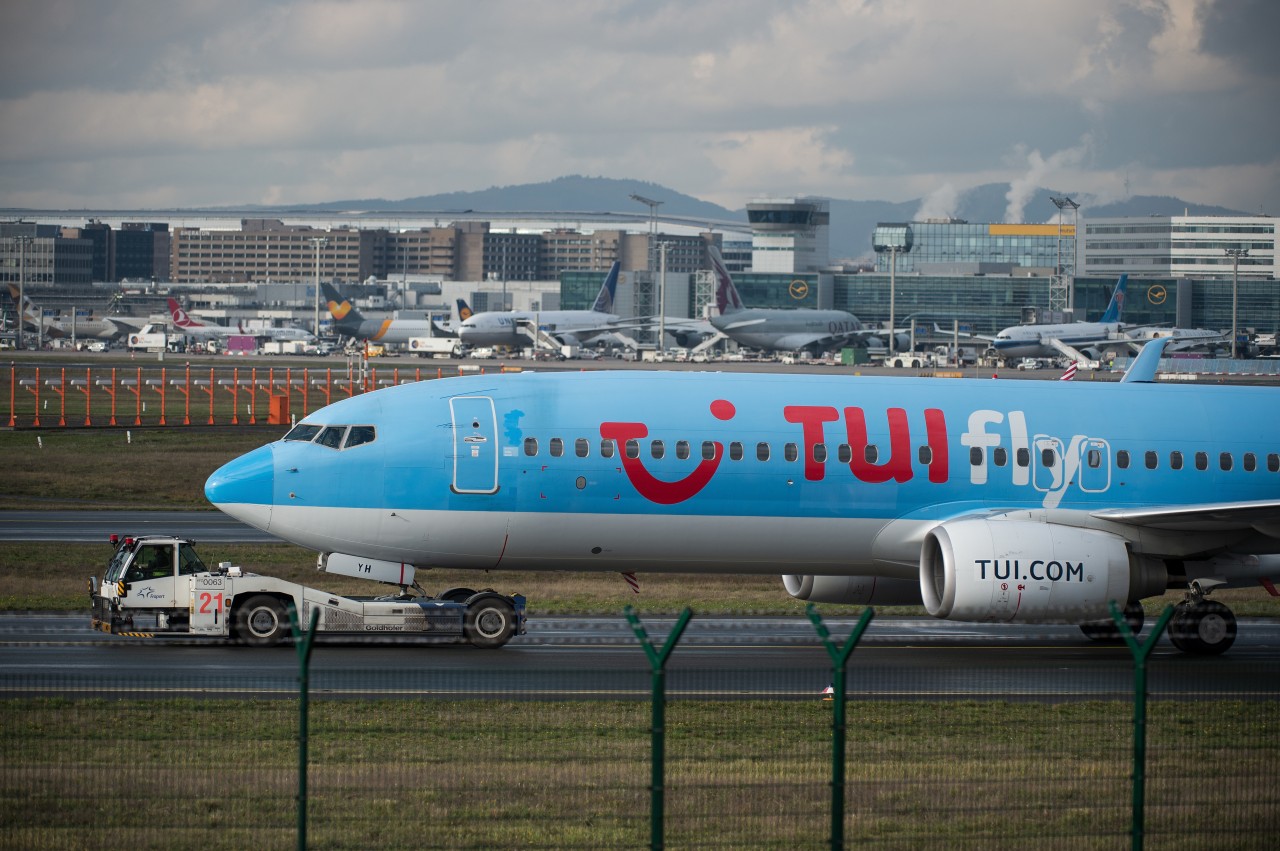 Ein Ferienflieger von Tui am Flughafen von Frankfurt.