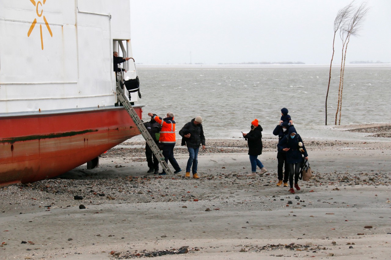Nordsee: In der Hafeneinfahrt der Nordsee-Insel Wangerooge ist am Donnerstag eine Fähre auf Grund gelaufen.