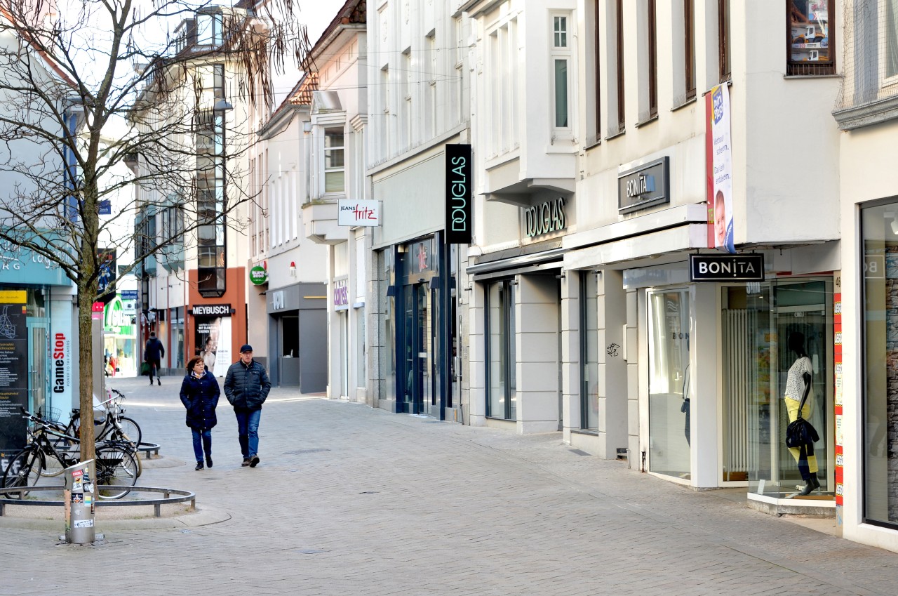 Passanten laufen durch die Innenstadt von Oldenburg (Archivfoto). 