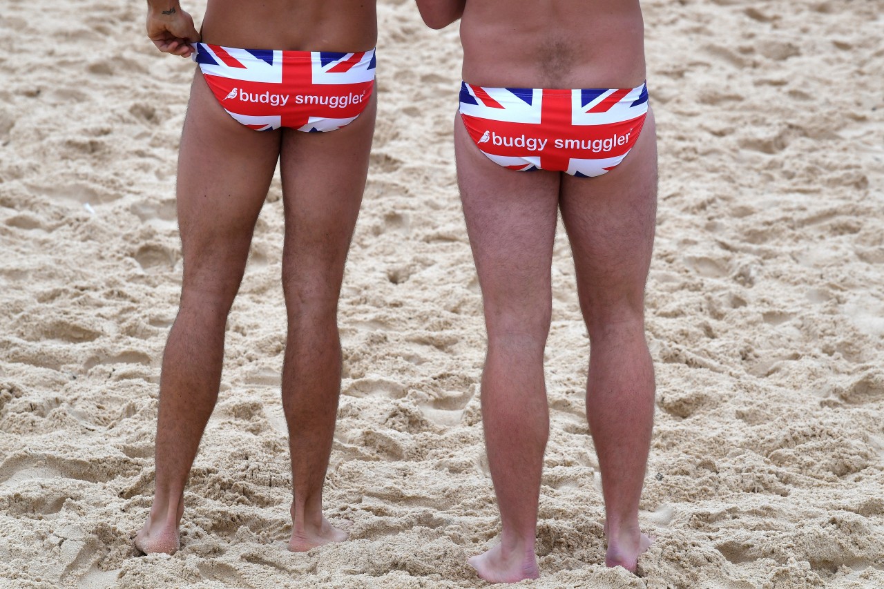 Zwei Männer mit Badehosen in Design der britischen „Union Jack”-Flagge. 