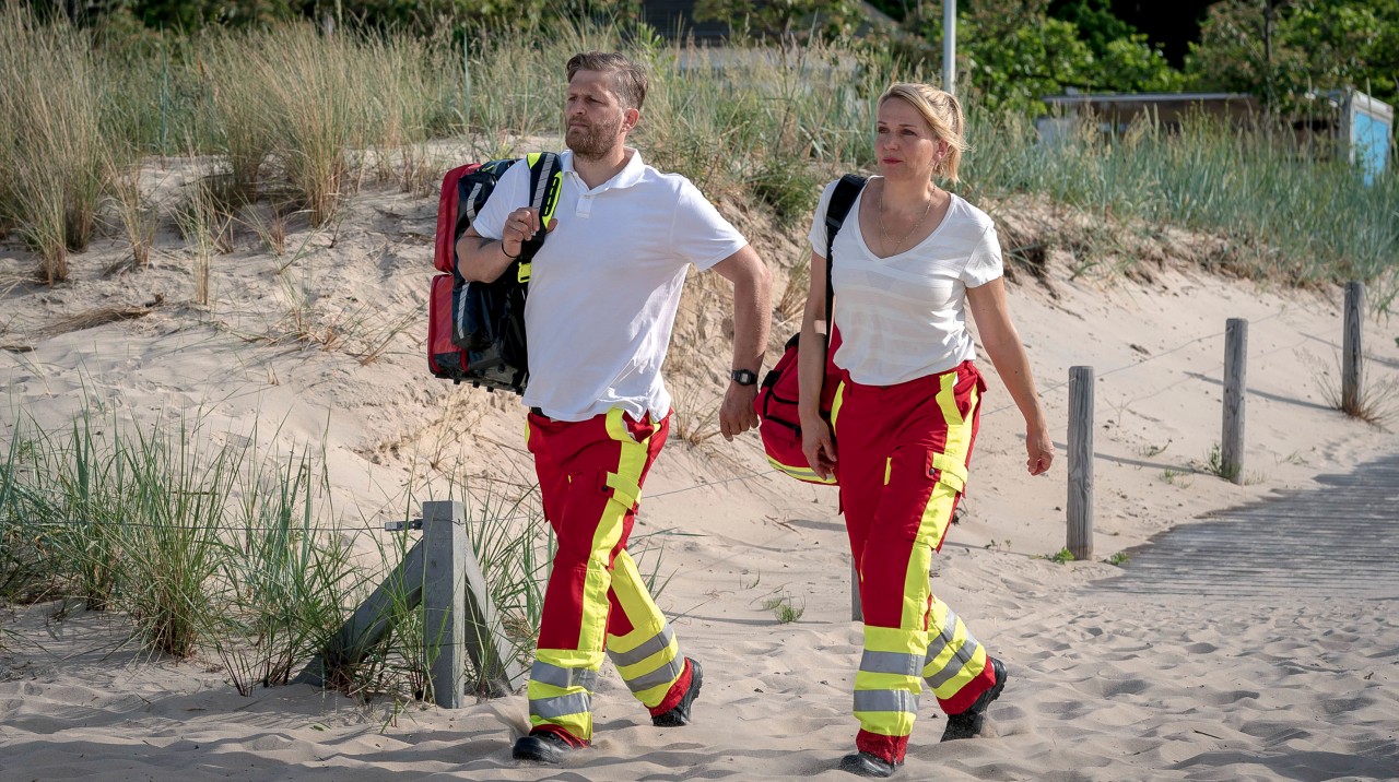 „Praxis mit Meerblick“ (ARD) auf Rügen: Einsatz am Strand: Nora Kaminski (Tanja Wedhorn, li.) mit ihrem Rettungssanitäter-Kollegen Lars Hinrichs (Bo Hansen).