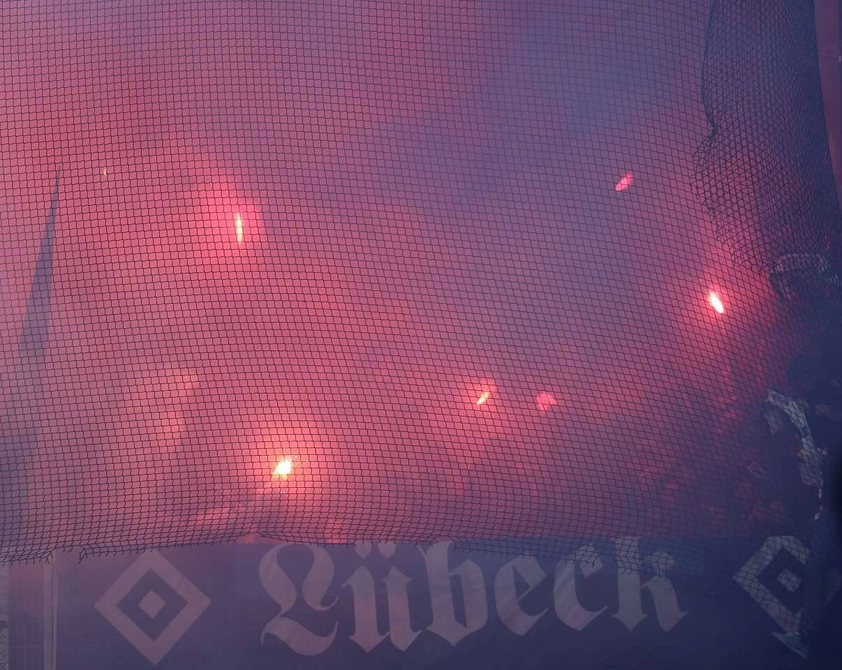 Dichter Nebel umhüllte die Fans des Hamburger SV.
