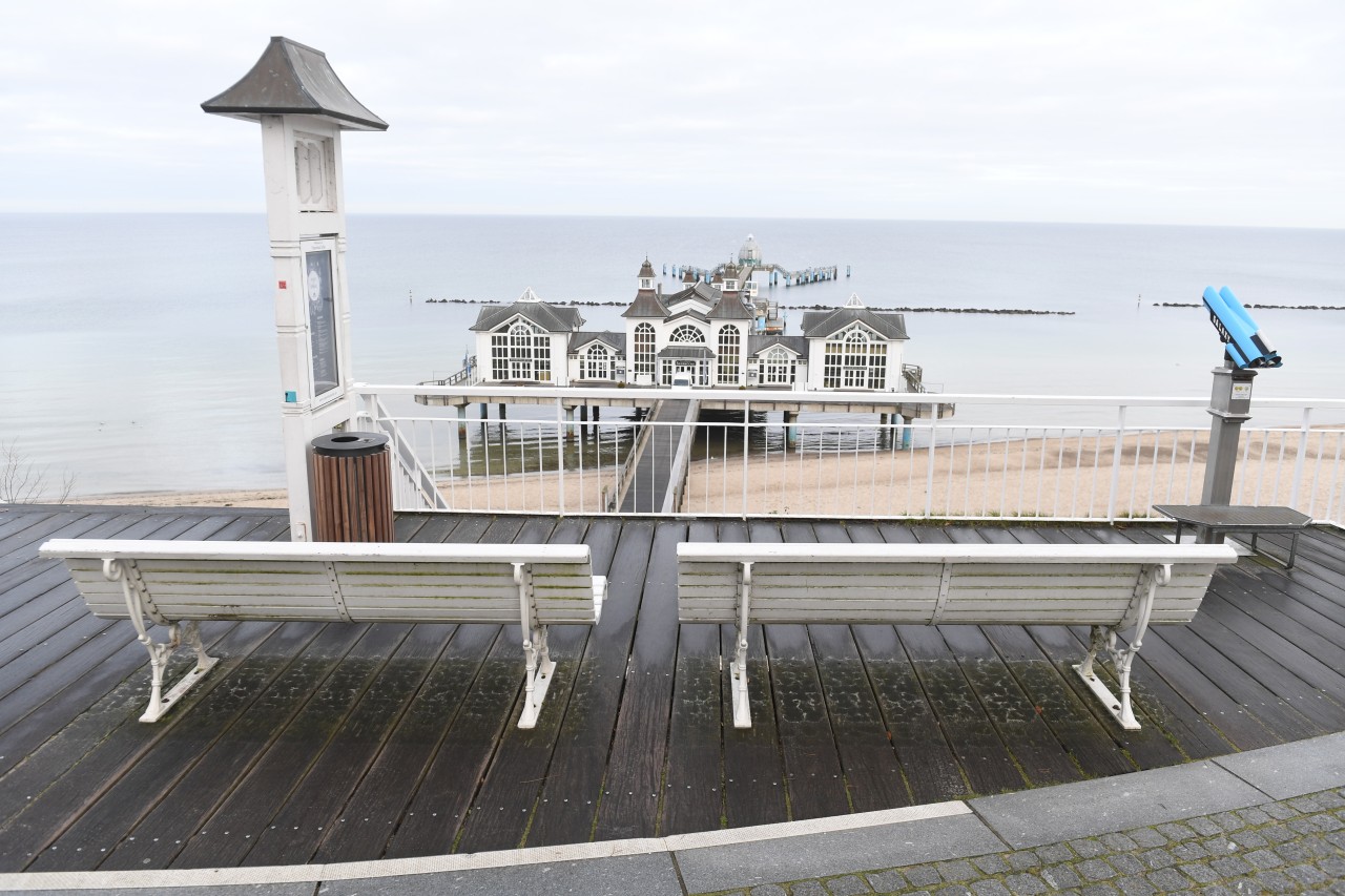 Menschenleer ist die Seebrücke und Strandpromenade in Sellin auf Rügen.