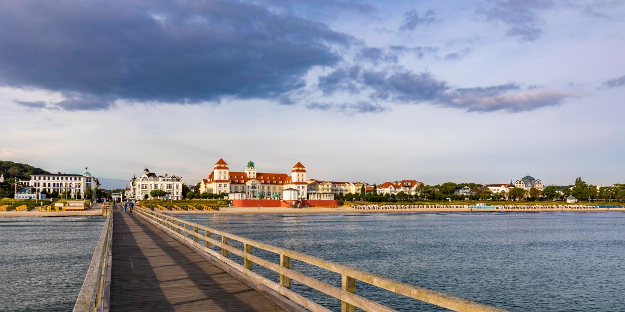 Die Seebrücke und das Kurhaus Binz – hier könnten schon bald wieder viele Touristen unterwegs sein. 