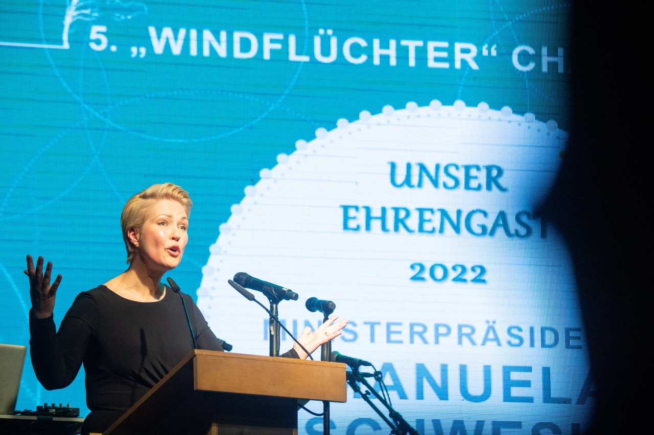 Manuela Schwesig (SPD), Mecklenburg-Vorpommerns Ministerpräsidentin, spricht auf der 5. Windflüchter Charity-Gala. 