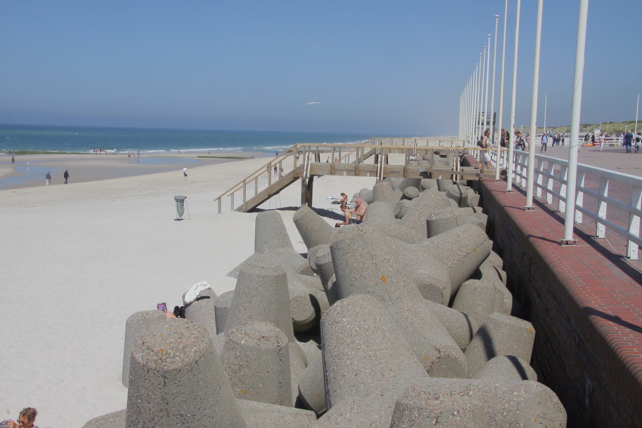 Die Tetrapoden am Sandstrand vor Westerland auf Sylt dienen dem Küstenschutz. Doch wegen Bauarbeiten an der Mauer müssen sie nun weichen. 