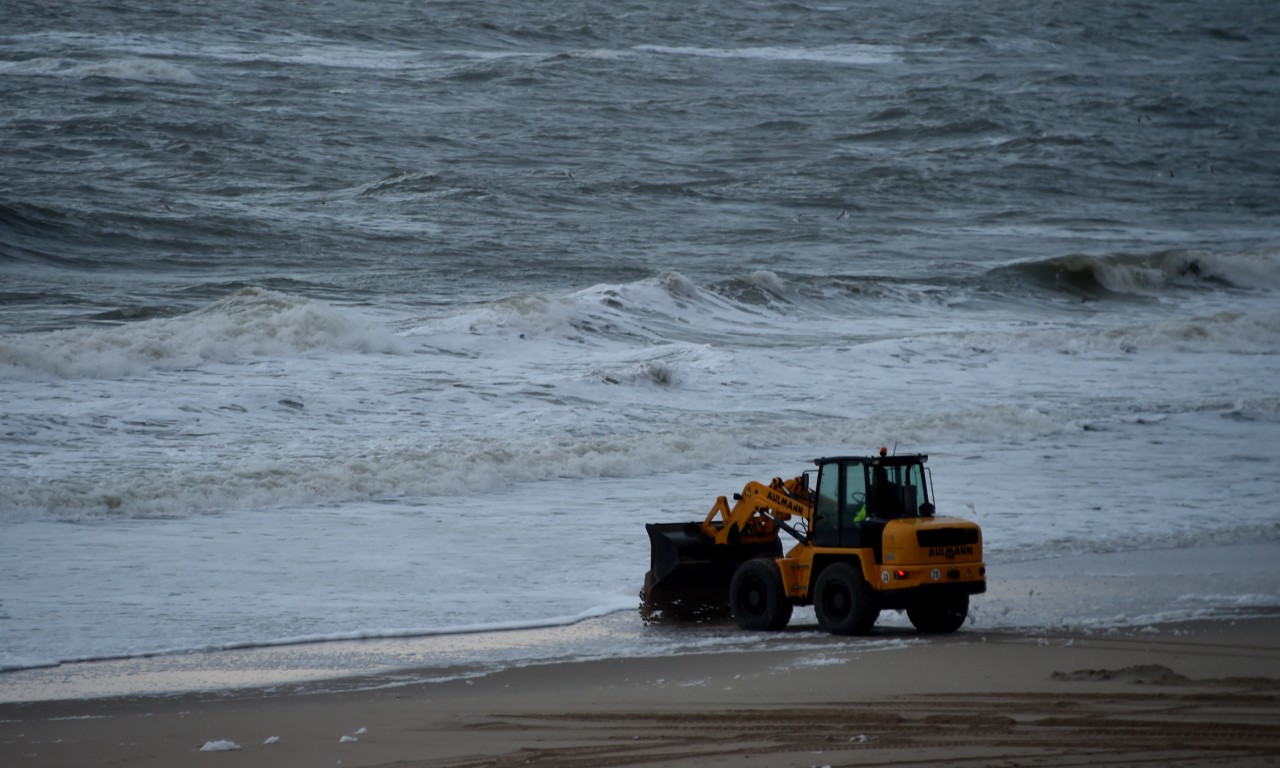 Ein Schaufellader bringt in Westerland auf Sylt Sand an den Strand (Archivfoto). 