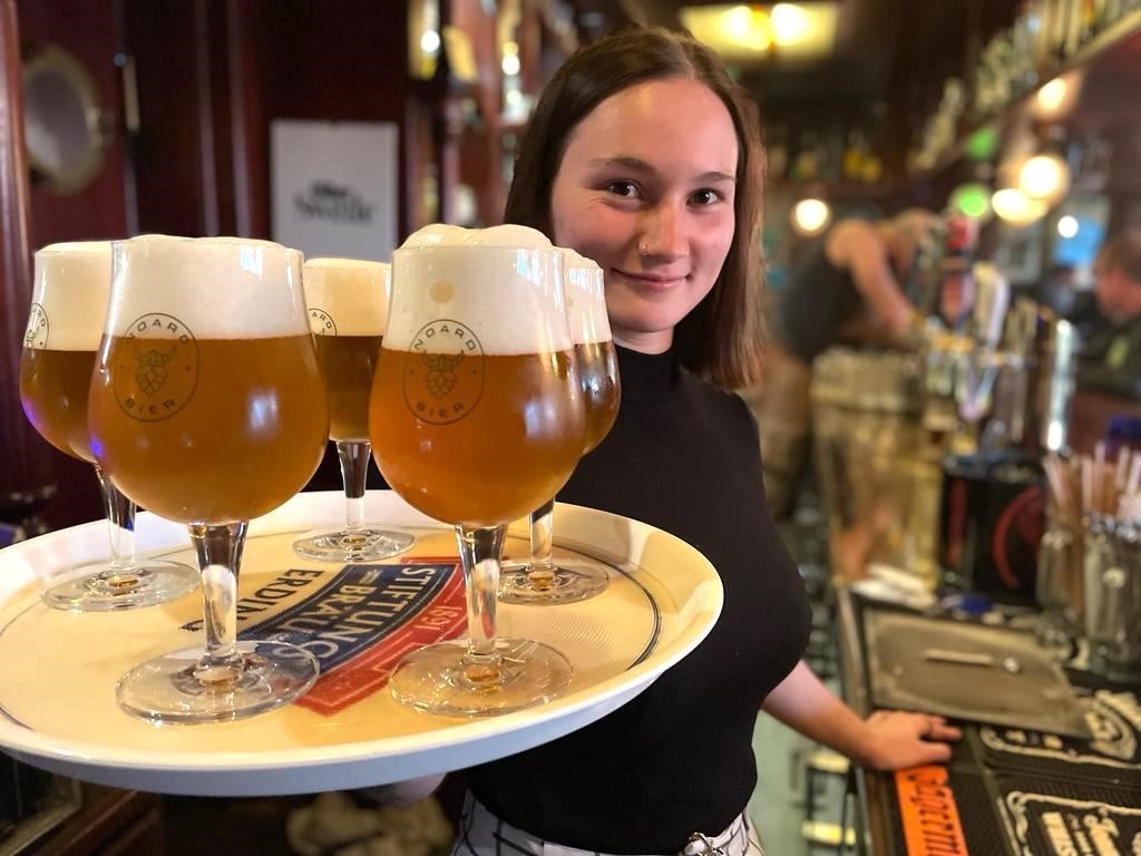 Sylt: „Irish Pub“-Perle Lena ist die rechte Hand der Zwillinge. Hier serviert sie das hauseigene „Noard Bier“. 