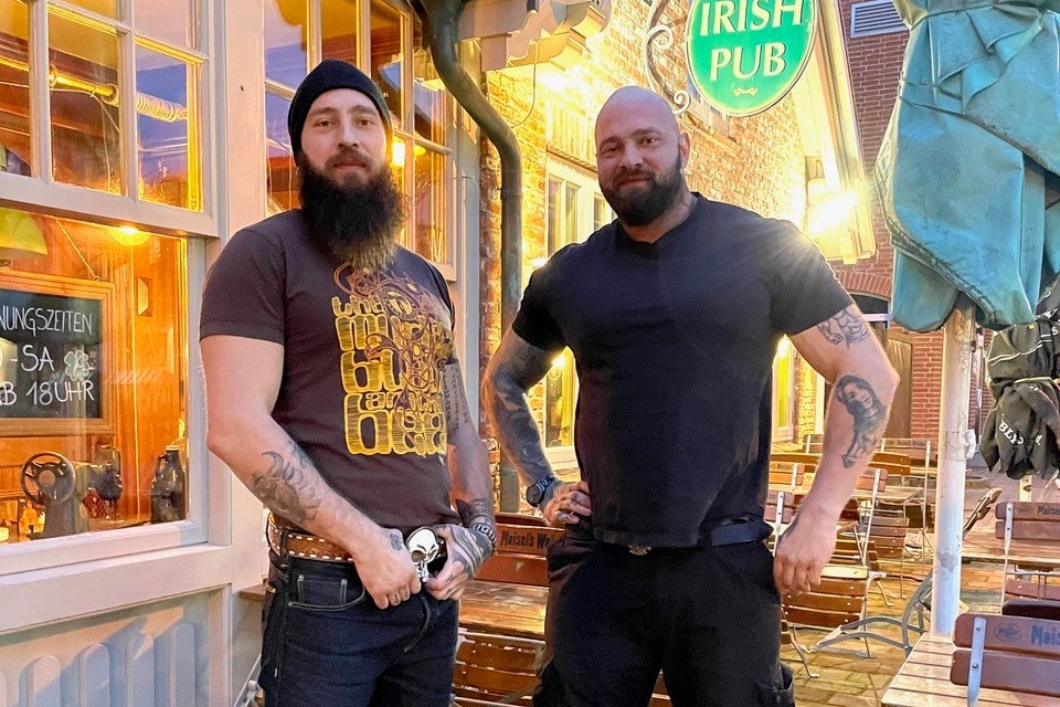 Melf und Falk Hansen (re.) vom „Irish Pub“ in Westerland auf Sylt freuen sich auf den Saisonstart zu Ostern.