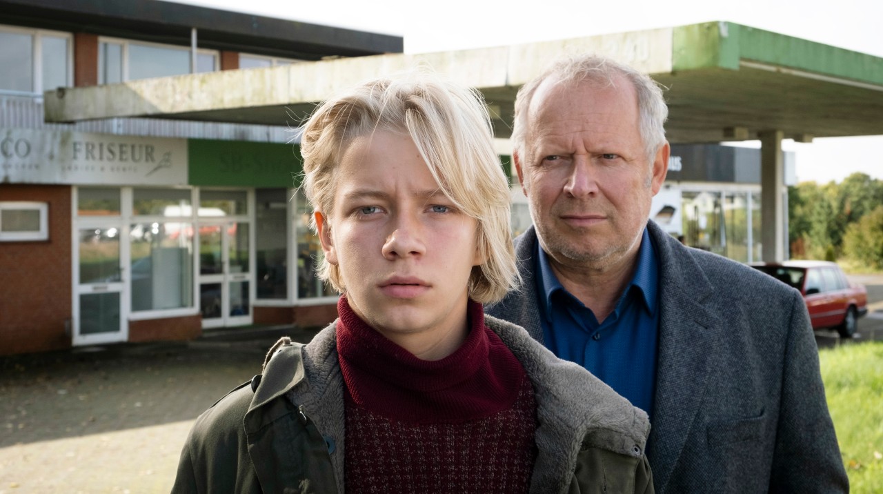 In diesem Kiel-„Tatort“ muss Borowski (Axel Milberg, r.) sich seiner Vergangenheit stellen. Vorne im Bild: der junge Borowski (August Milberg)