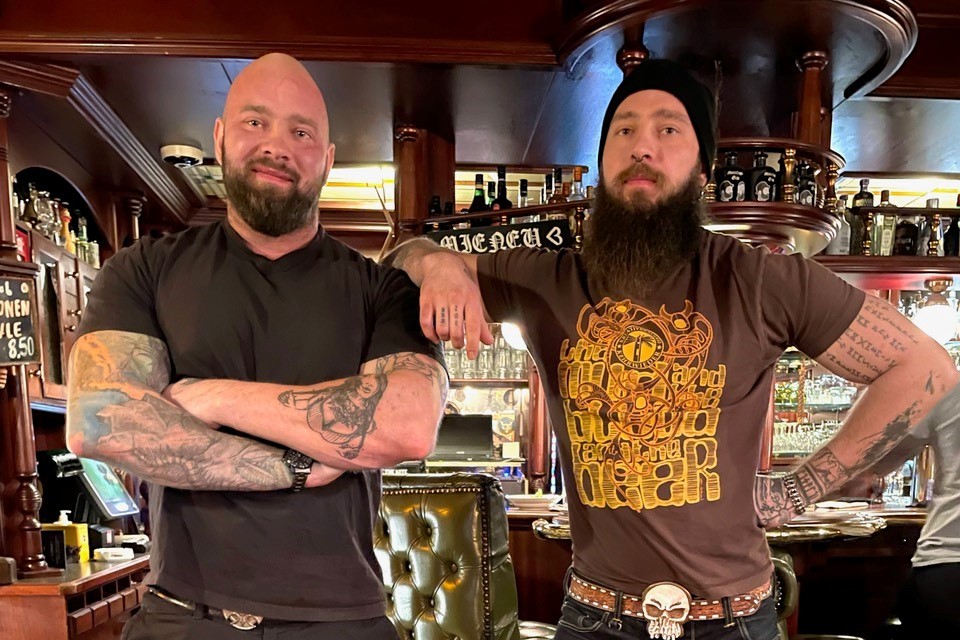 Die „Teutonen-Twins“ vom „Irish Pub“ auf Sylt: Bodybuilder Falk Hansen (links) ist 30 Kilo schwerer als sein Zwillingsbruder, der Kampfsportler Melf. 
