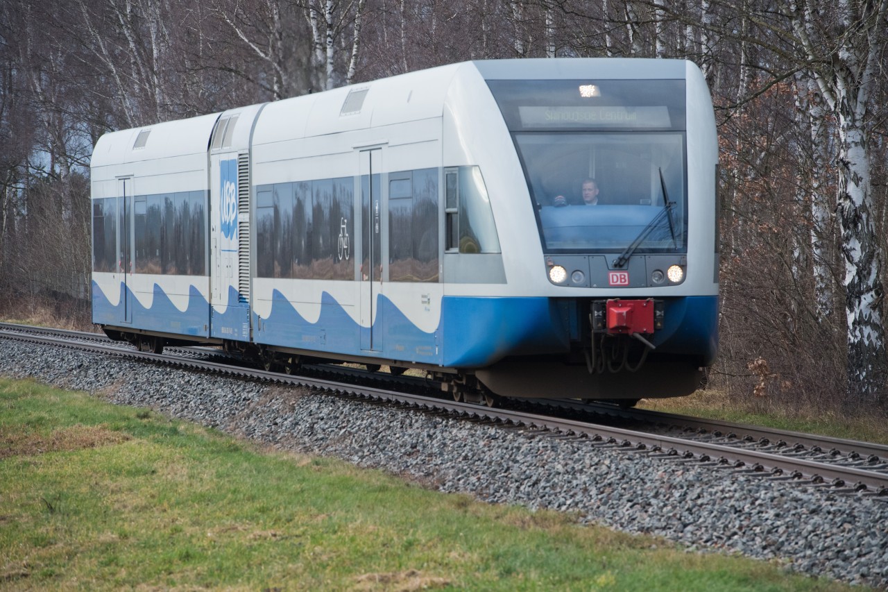 Ein Zug der Usedomer Bäderbahn (UBB) fährt auf der Insel Usedom Richtung Swinemünde (Świnoujście).