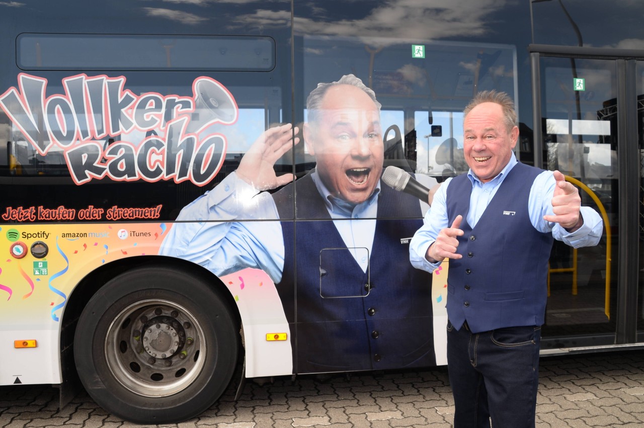HVV Hamburg: Schlagerstar Vollker Racho hat mittlerweile sogar seinen eigenen Partybus. 