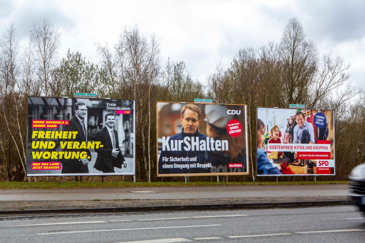 Wahlplakate zur Landtagswahl am 8. Mai 2022 sind Lübeck (Schleswig-Holstein) zu sehen.