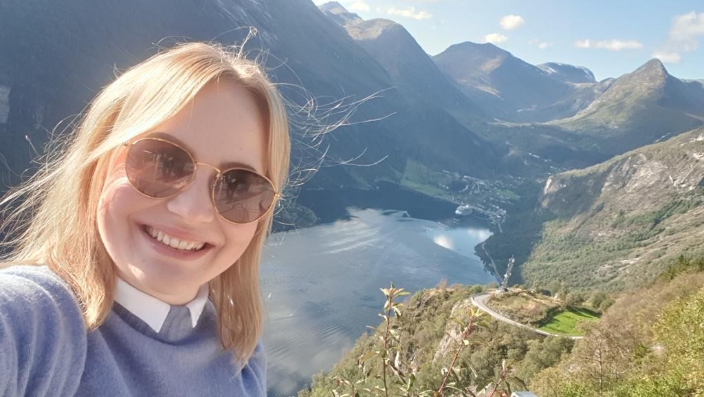 Geiranger ist ein Dorf im Westen Norwegens und liegt am Kopf des Geirangerfjords. Dort durfte Patricia den Ausblick genießen. Geiranger ist ein Dorf im Westen Norwegens und liegt am Kopf des Geirangerfjords. Dort durfte Patricia den Ausblick genießen.