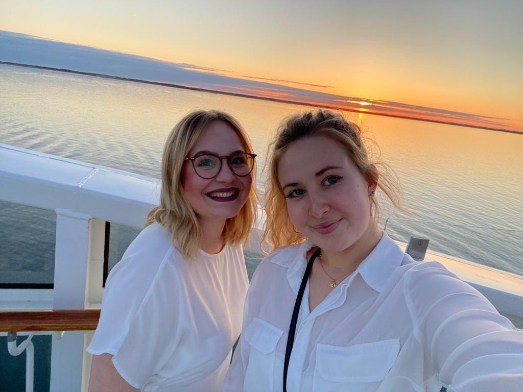 In ihrer privaten Zeit genießt Patricia mit ihrer Kabinenpartnerin Sarah den Sonneuntergang auf der „Aida Sol“. In ihrer privaten Zeit genießt Patricia mit ihrer Kabinenpartnerin Sarah den Sonneuntergang auf der „Aida Sol“.