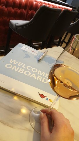 Mit einem Glas Wein feierte Patricia ihre Zusage bei Aida. Mit einem Glas Wein feierte Patricia ihre Zusage bei Aida.