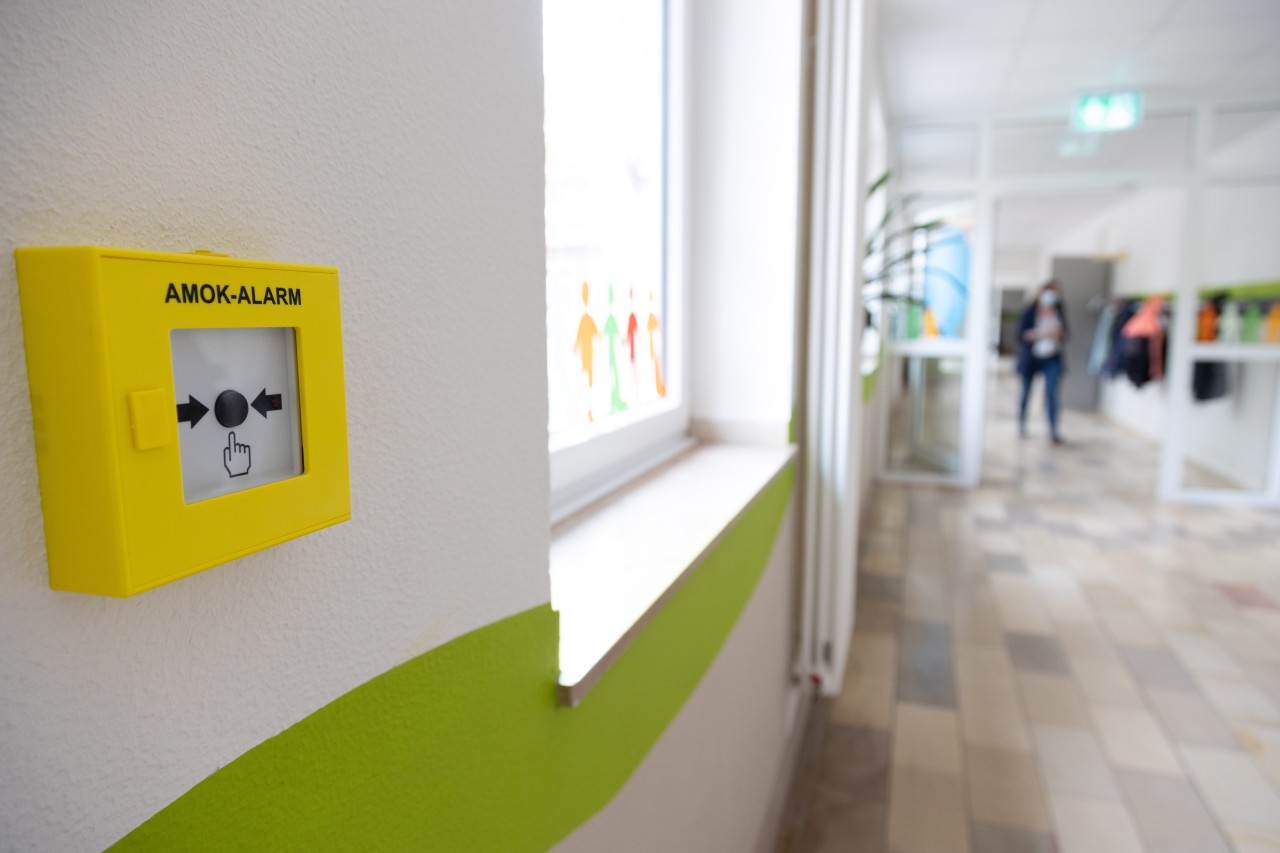 Inzwischen gibt es in vielen Schulgebäuden einen Amok-Alarm-Knopf. Im Ernstfall kann der betätigt werden.
