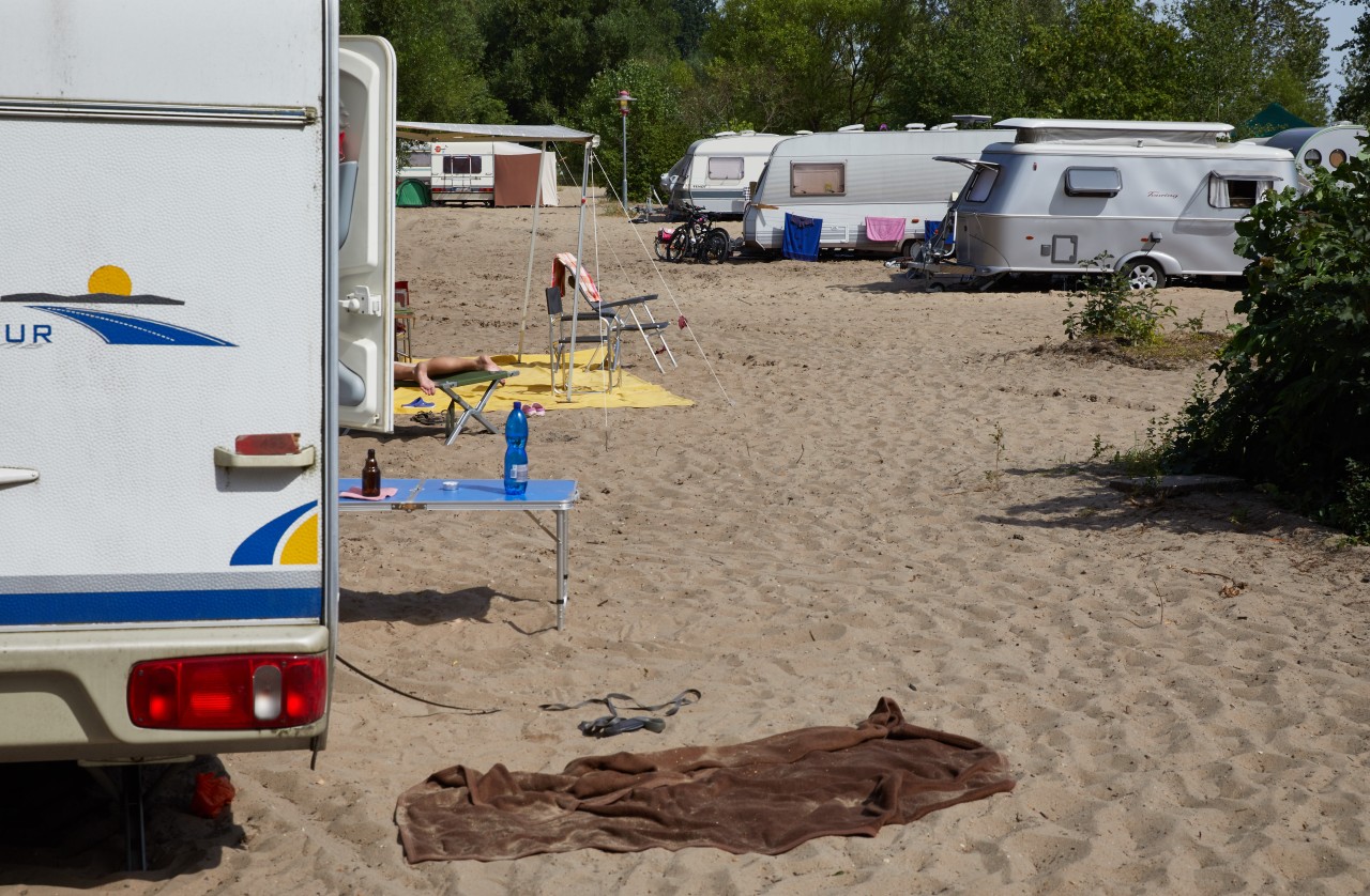 Hamburg: Wohnwagen stehen auf dem Campingplatz ElbeCamp.