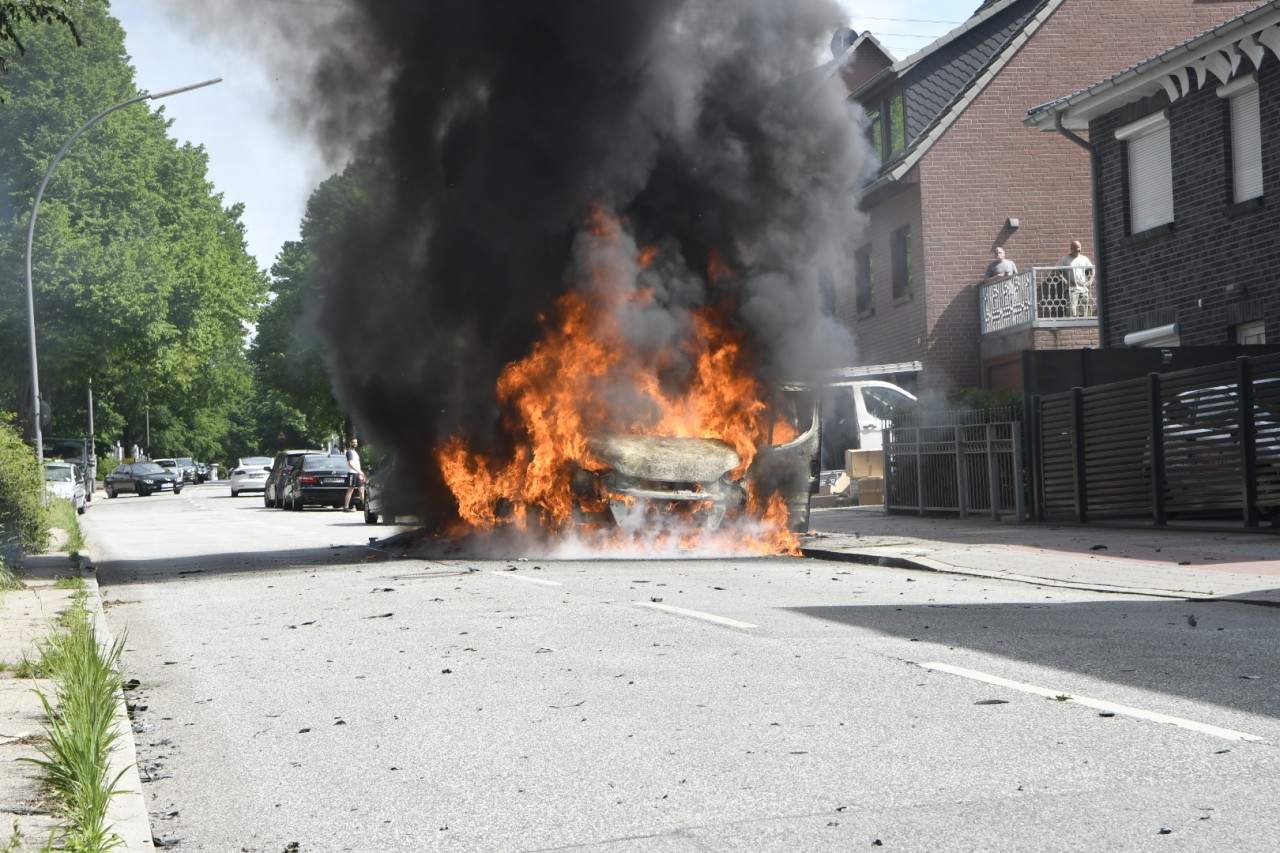 Das brennende DHL-Auto im Osten von Hamburg. 