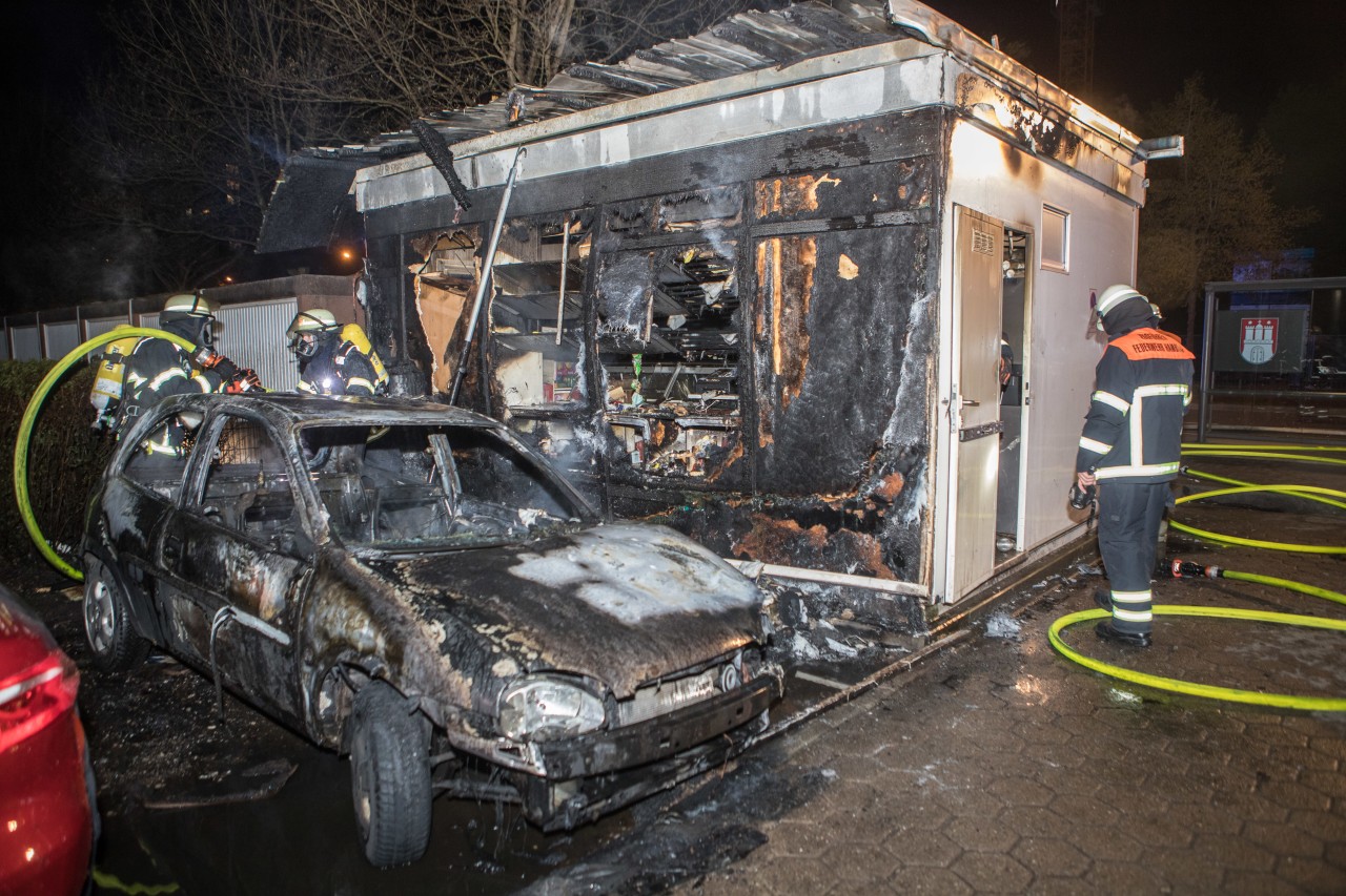Beim Feuer in Hamburg brannten ein Kiosk und Autos aus