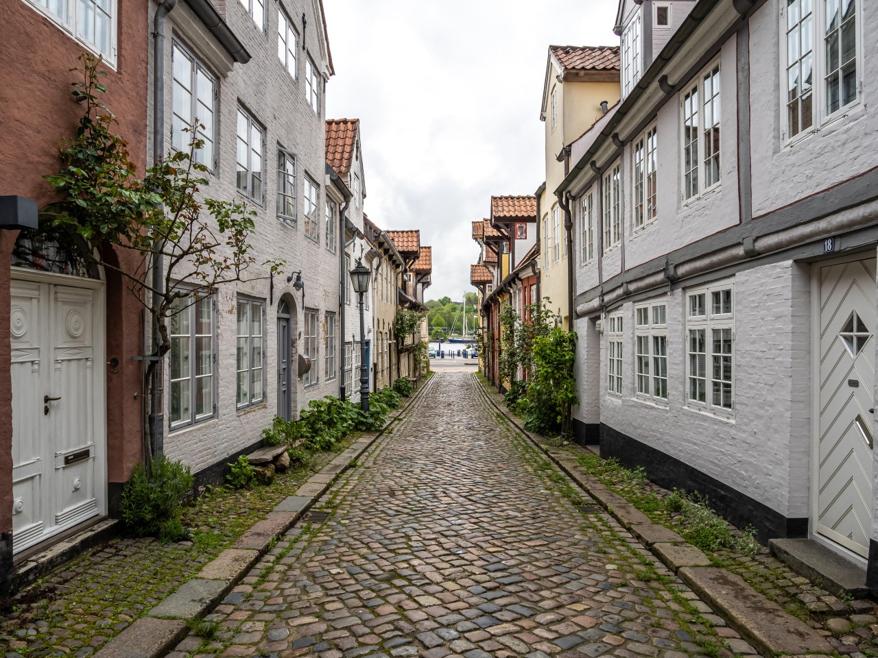 In Flensburg gibt es einige alte Gebäude. Da kommt es nicht selten vor, dass es Schwierigkeiten gibt, willige Käufer für heruntergekommene Häuser zu finden.