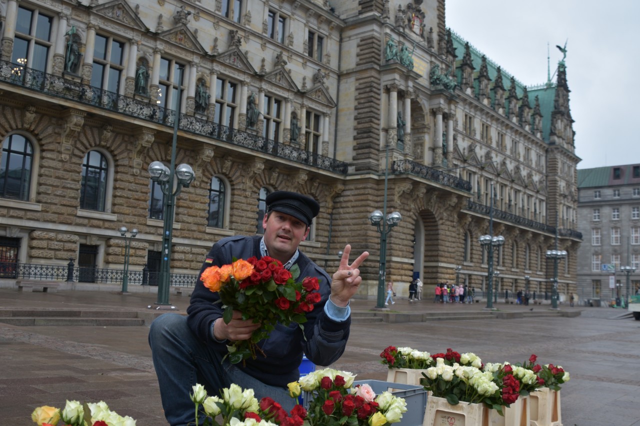 Mit diesen Rosen will Steffen Lücking den Menschen in Hamburg ein Lächeln ins Gesicht zaubern. 