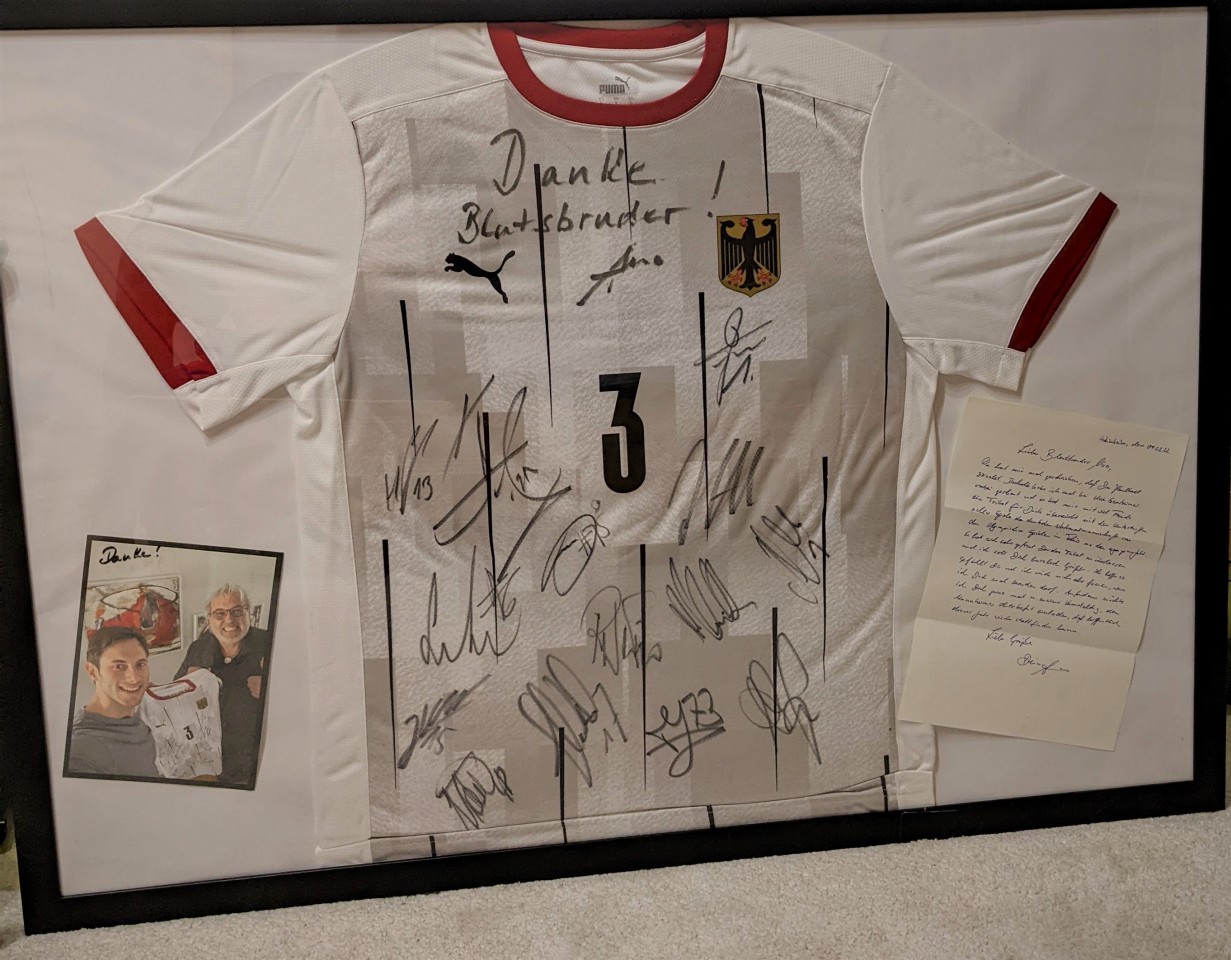 Arno schenkte Nico ein signiertes Trikot der Handballnationalmannschaft.