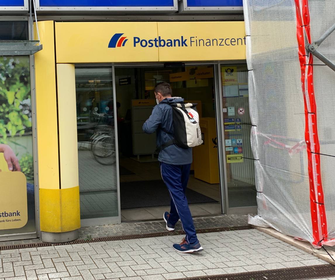 Die Postbank-Filiale in Eimsbüttel in Hamburg ist für viele Menschen eine Nervenschlacht. 