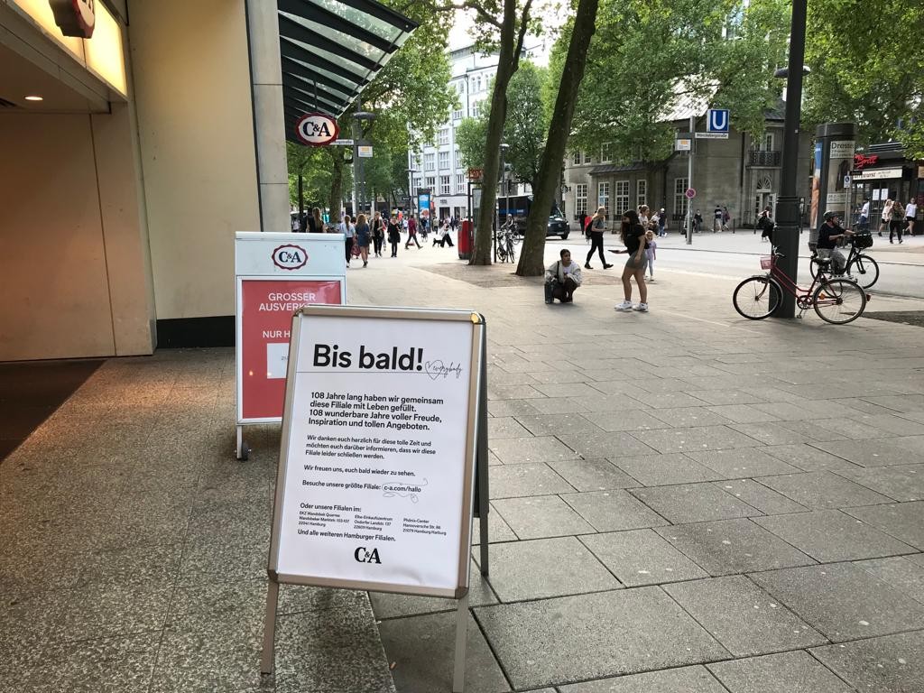 Mit diesem Schild verabschiedet C&A die Kunden in der Mönckebergstraße in Hamburg. 