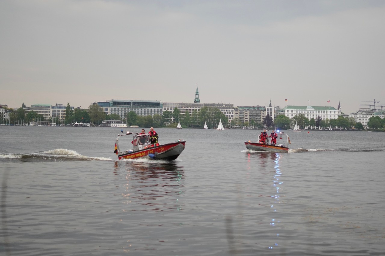 Mehrere Boote sind auf der Alster in Hamburg unterwegs, um die Suche zu unterstützen.