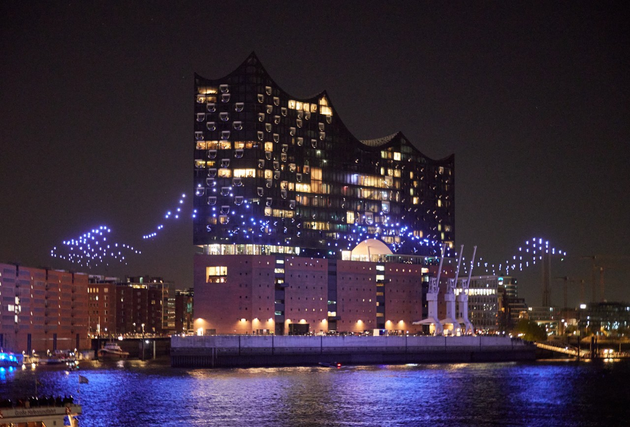 Beeindruckend, aber vielleicht doch etwas zu komplex? Drohnen rund um die Elbphilharmonie Hamburg Ende April.