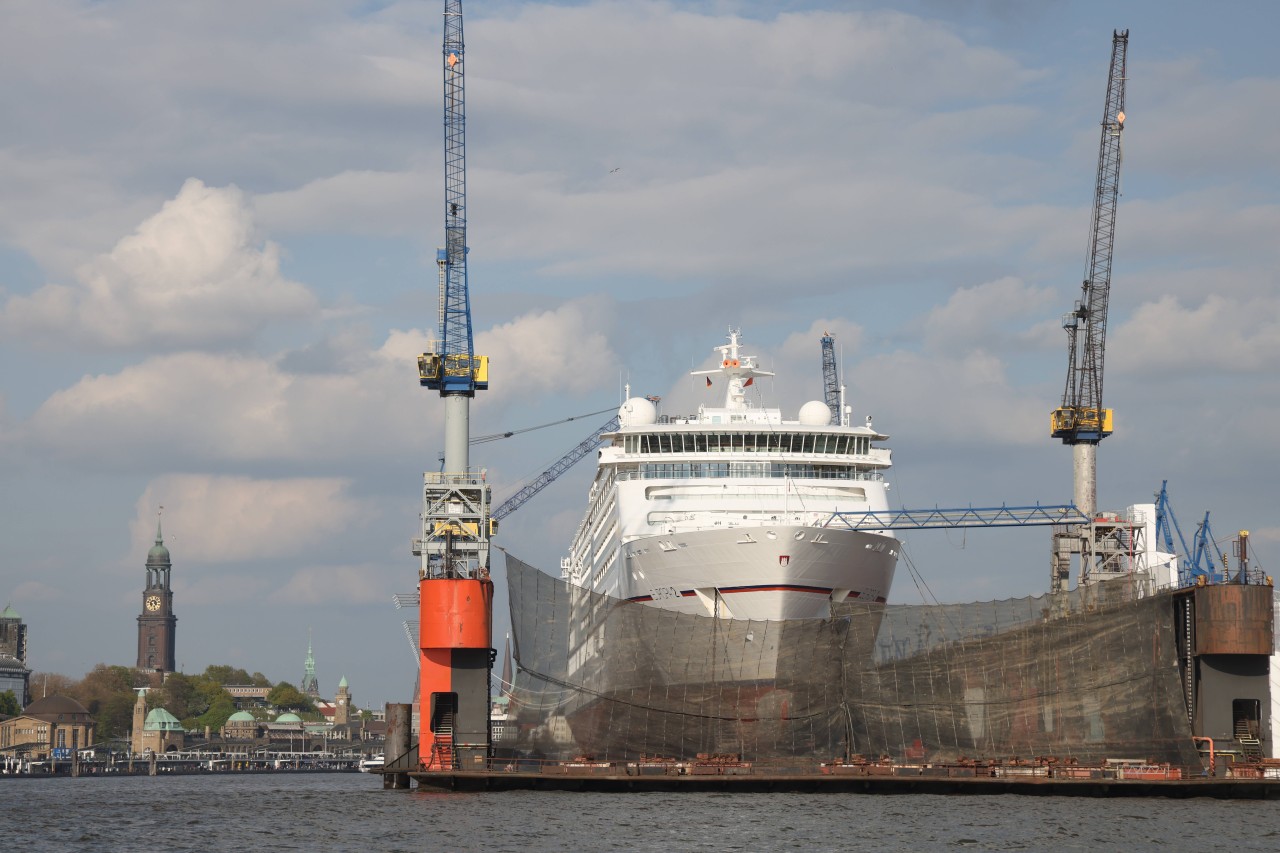 Die MS Europa im Trockendock in Hamburg, aufgenommen am 5. Mai.
