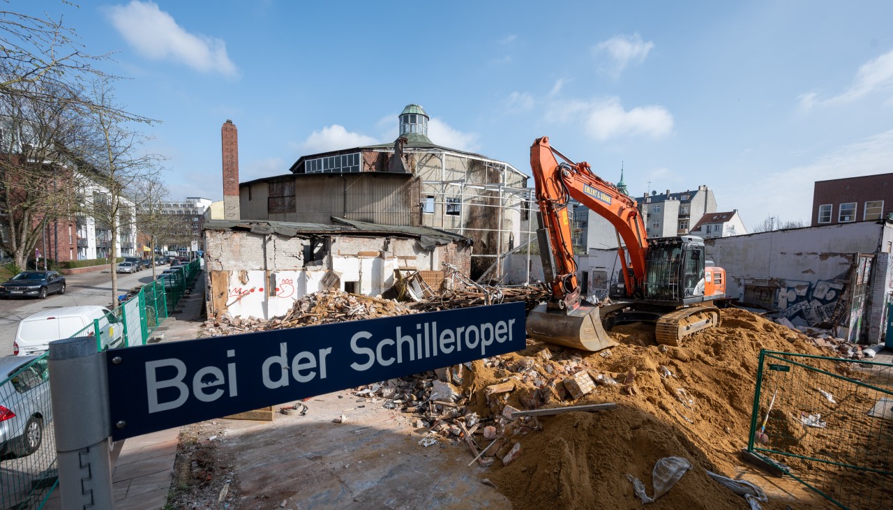 Ein Bagger steht Ende März 2021 vor der Schilleroper und reißt die Umbauten ab.