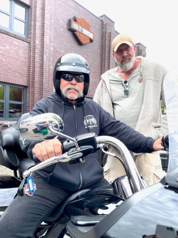 Harley-Fan Sam Childers (li.) traf in Hamburg Jan Karras wieder, der auch als Bodyguard für Til Schweiger arbeitet. Beide helfen Straßenkindern in Uganda, woraus eine echte Männerfreundschaft entstand. 