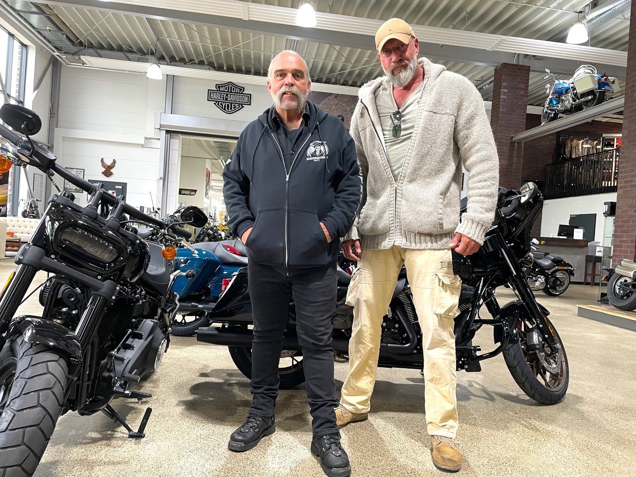 Wenn Sam Childers (l.) Hamburg besucht, ist der Harley-Davidson-Shop in Farmsen-Berne seine erste Anlaufstelle. In Amerika besitzt er selbst einen Laden.