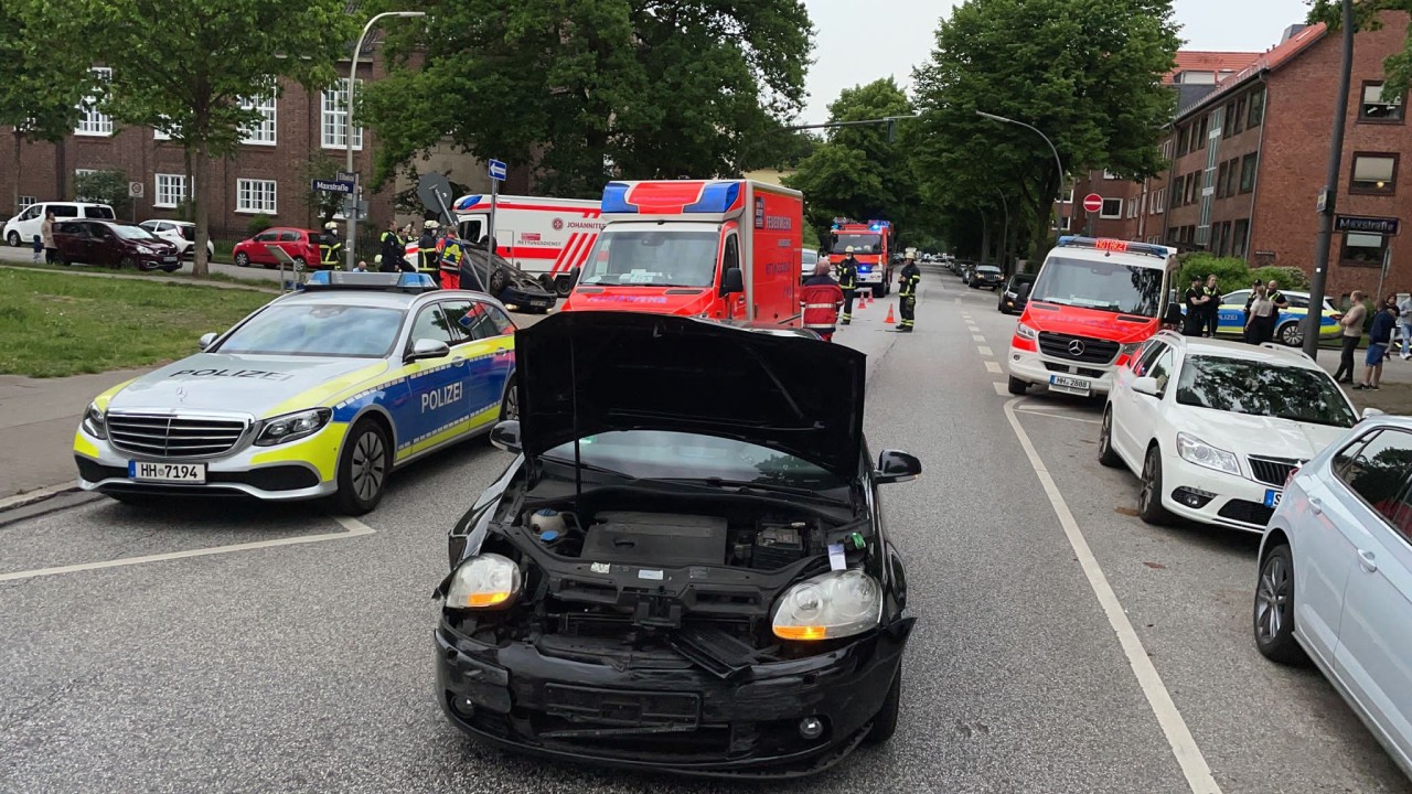Gleich mehrere Rettungsfahrzeuge trafen am Unfallort in Hamburg-Wandsbek ein.