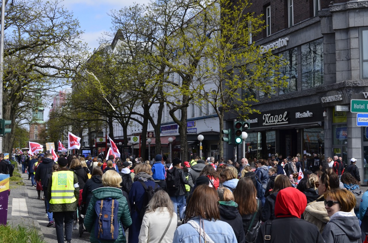 Rund 2.000 Mitarbeiter legten in Hamburg am 4. Mai ihre Arbeit nieder.