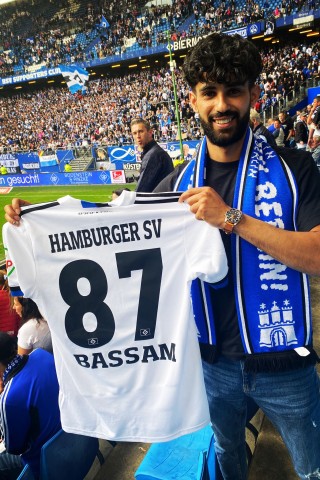 Bassam Alsalem bekam ein Trikot vom Hamburger SV geschenkt bekommen. 