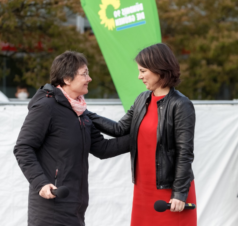 Monika Heinold (l.), Finanzministerin Schleswig-Holsteins und Spitzenkandidatin ihrer Partei, und Bundesaußenministerin Annalena Baerbock 