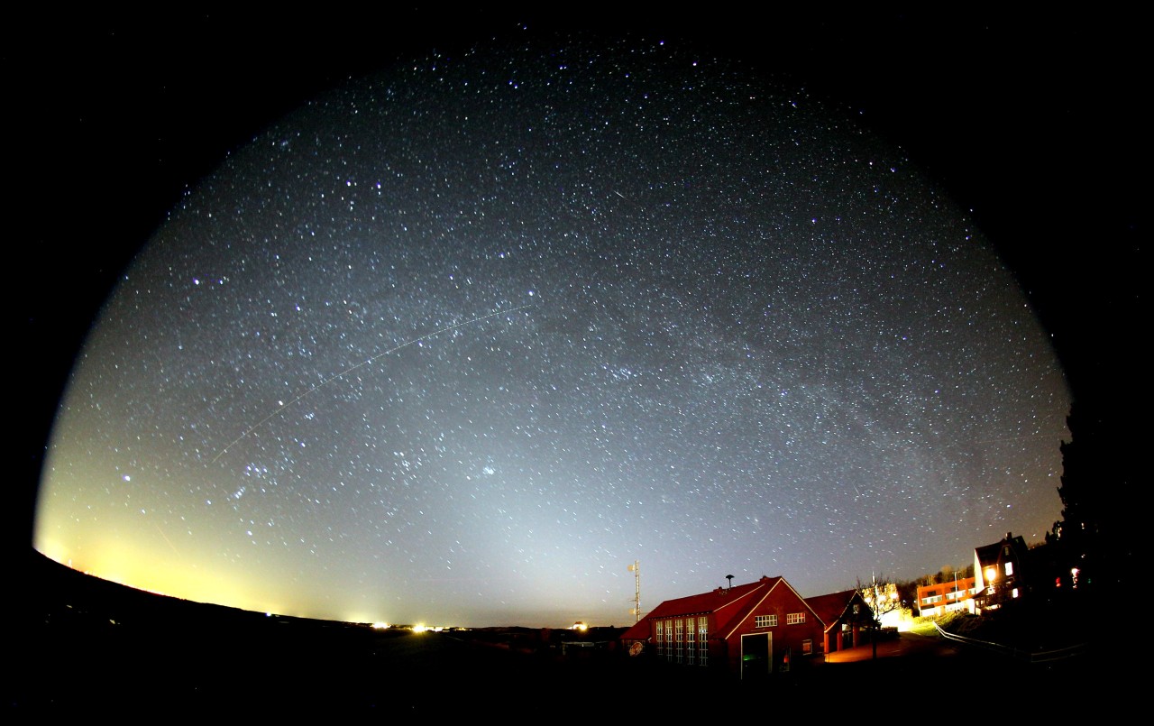 Blick in den Sternenhimmel. Die Ostfriesische Insel Spiekeroog ist nachts ein besonders dunkler Ort und darf sich daher offiziell Sterneninsel nennen. Auch Helgoland hätte den Titel gerne.