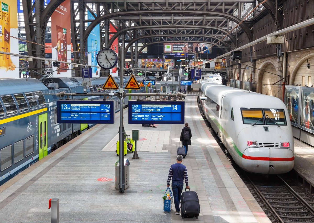 ICE am Hauptbahnhof Hamburg.jpg