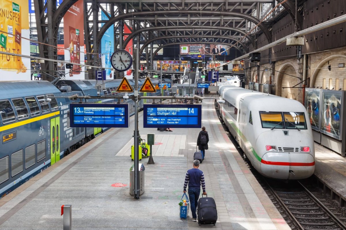 ICE am Hauptbahnhof Hamburg.jpg