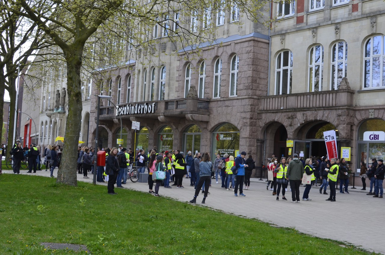 Am 4. Mai trafen sich die streikenden Beschäftigten von Kitas und Ganztagsangeboten von Schulen in Hamburg vor dem Besenbinderhof.