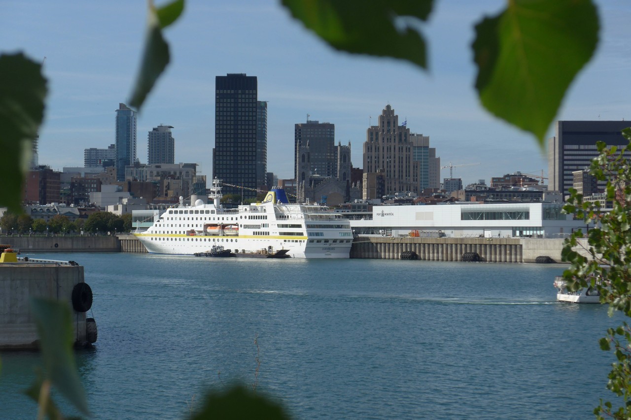 Blick auf den alten Hafen von Montreal (Kanada) mit dem Kreuzfahrtschiff „MS Hamburg“. 