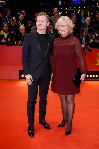Christine Lambrecht mit ihrem Sohn Alexander bei der Preisverleihung im Rahmen der 70. Berlinale.