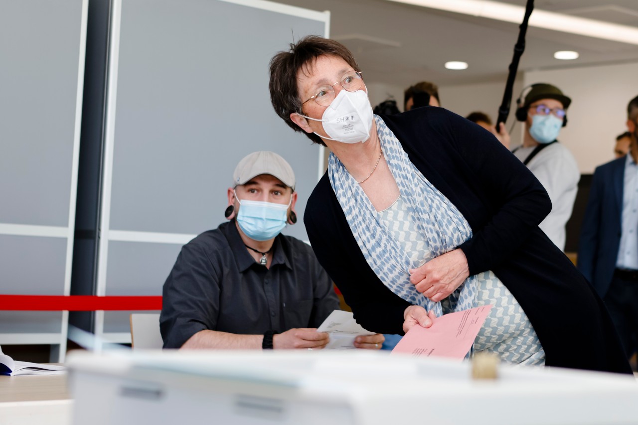 Schleswig-Holsteins Finanzministerin Monika Heinold, Spitzenkandidatin von Bündnis90/Die Grünen, erkundigt sich nach dem Weg zur Stimmabgabe ihrer Briefwahl in der Kieler Hebbel-Schule.