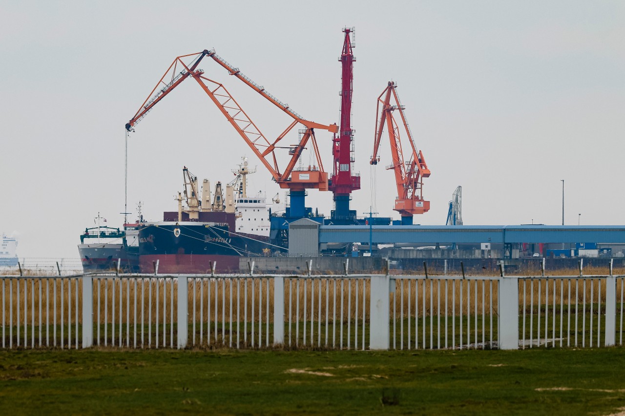 Schiffe am Hafen in Brunsbüttel werden entladen. Hier soll in unmittelbarer Nähe ein LNG-Terminal entstehen.