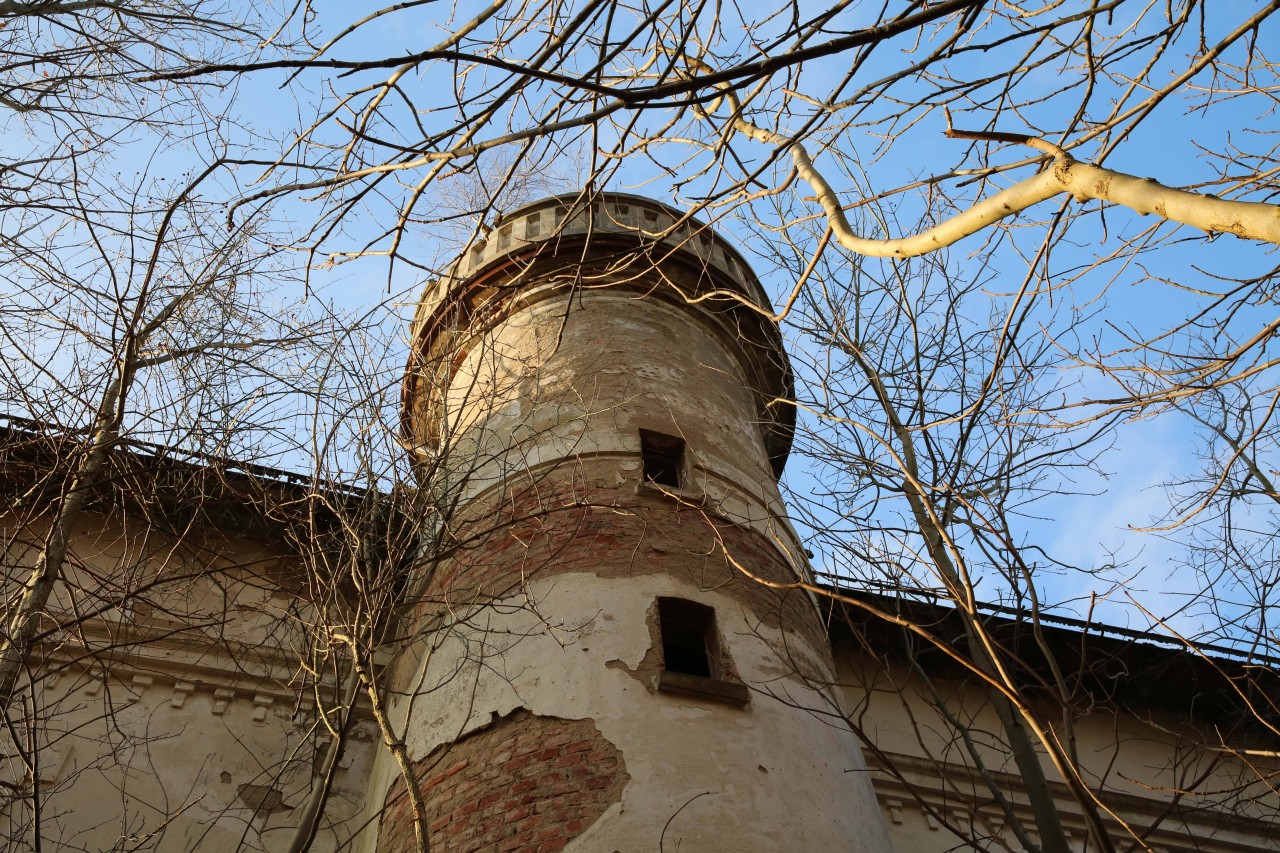 Rügen: Blick auf den „Burgturm“ vom Herrenhaus auf dem Gut Neparmitz. 
