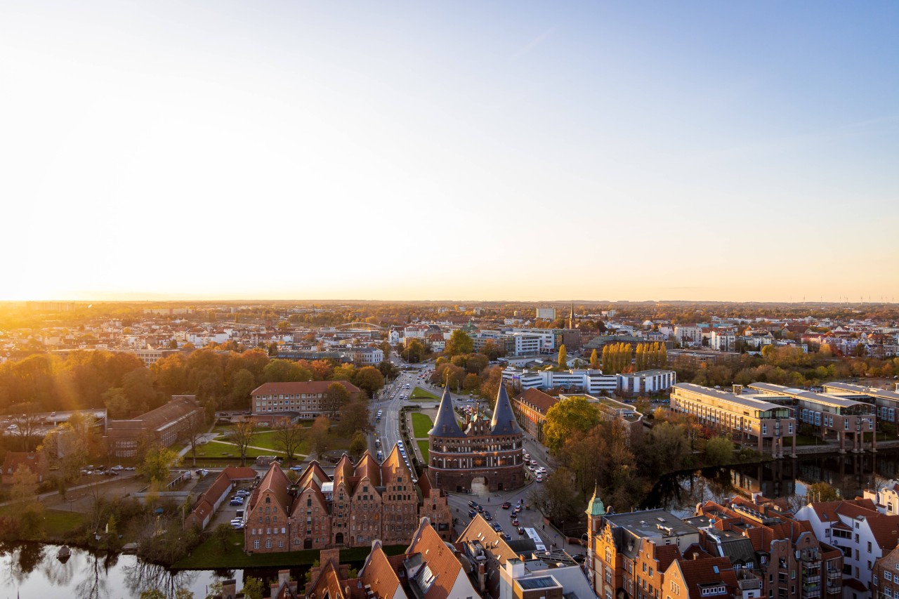 Blick vom Aussichtsturm der St. Petri Kirche auf das Holstentor in Lübeck.
